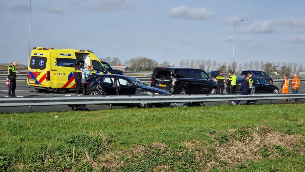 Kettingbotsing met vier autos op A9 bij Lijnden, twee rijstroken dicht.