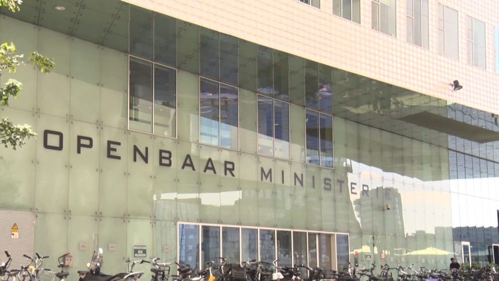 Public Prosecution Service demands TBS and mandatory psychiatric treatment for confused man who stabbed police officers in Noord