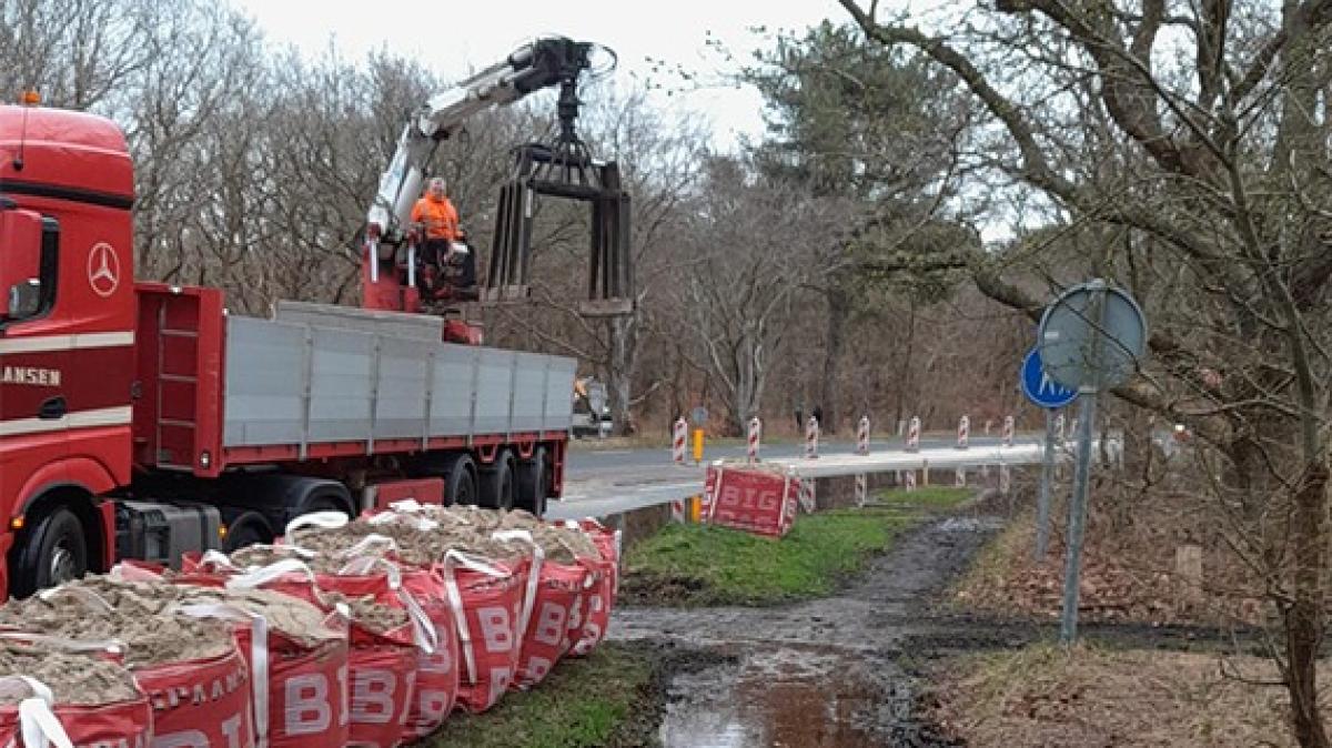 Zandzakken moeten Zeeweg Bergen aan Zee vóór Pasen watervrij maken