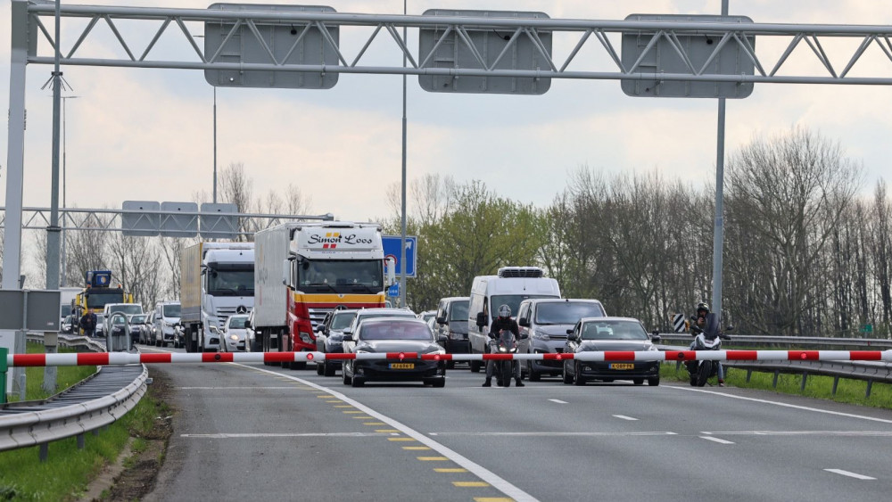 Ongeluk in Wijker- en Velsertunnel, lange files op A9, A22 en N-wegen. Ongeluk in Wijker- en Velsertunnel, lange files op A9, A22 en N-wegen.