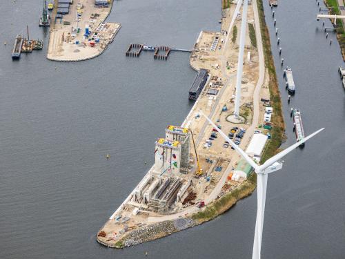 World’s Largest Salt Dam Construction Underway in Binnenspuikanaal: Gulliver Crane Ship Begins Placement