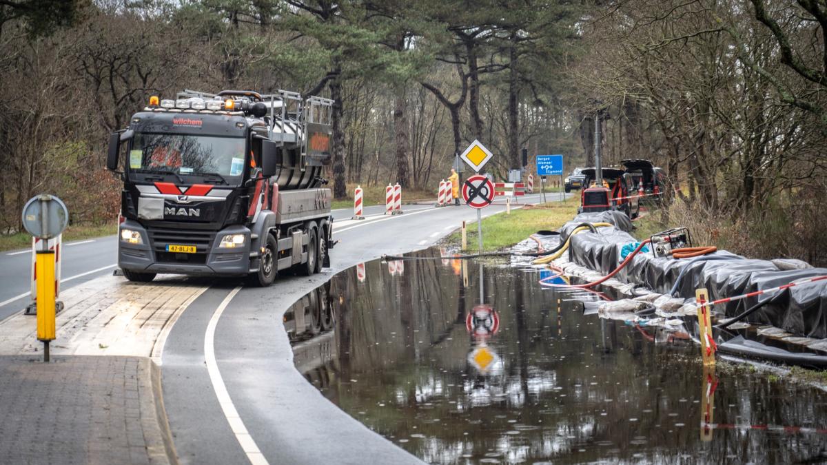 Pompen met de kraan open op de Bergense Zeeweg: zandzakken houden geen stand