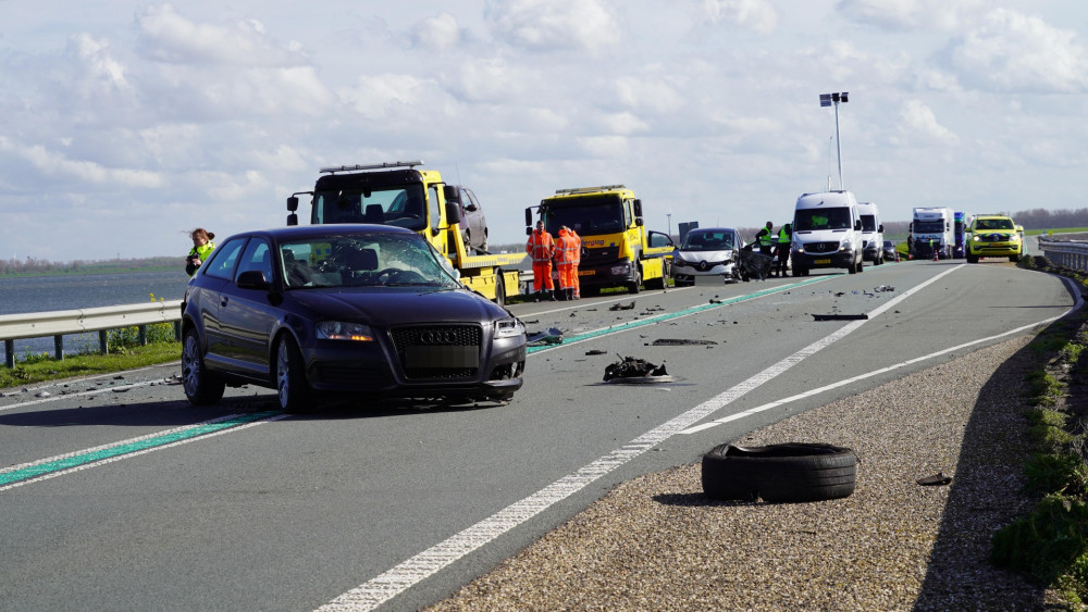 Verkeer staat vast op Markerwaarddijk door ongeluk.
