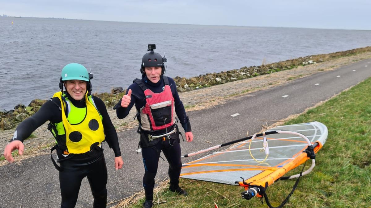 Bijna blinde Jos surft over IJsselmeer van Friesland naar Enkhuizen: 
