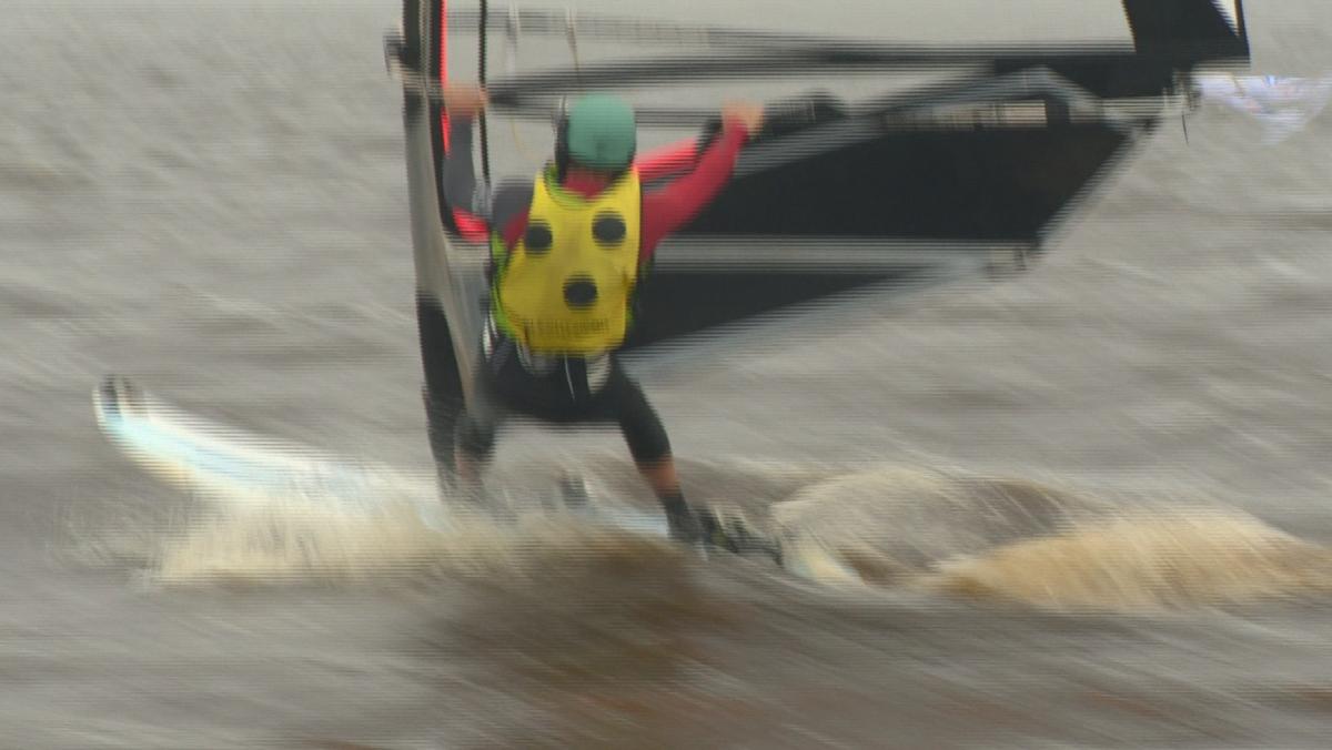 Jos surft met maar drie procent zicht over het IJsselmeer