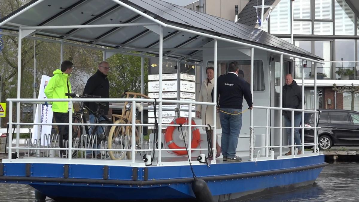 Gloednieuwe pont naar Aalsmeer op zonnekracht doet 'ouwe diesel' al bijna vergeten