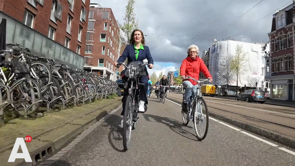 Snelle fietsers voor het eerst de rijbaan op in Amsterdam: "We denken dat het veilig kan"
