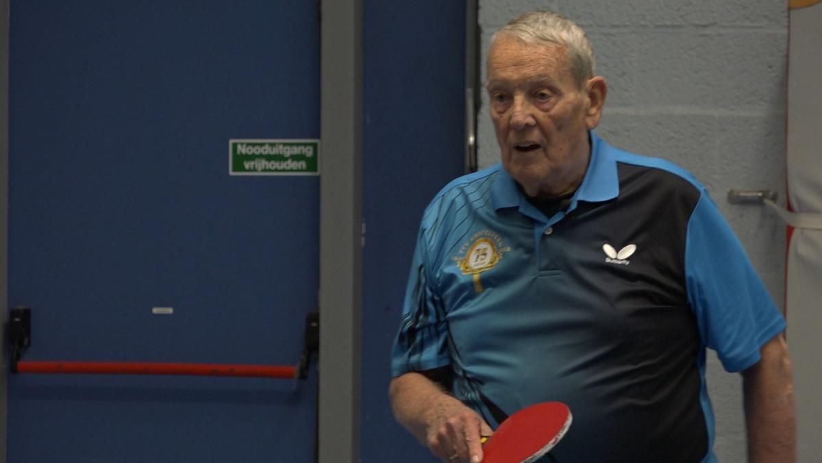 Oudste tafeltennisser (91) van Nederland hangt zijn batje aan de wilgen, maar voor hoelang?