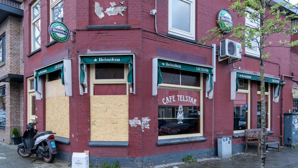 'Supporters voetbalclub Emmen' vernielen ramen IJmuidens café, veel politie bij Telstar-stadion
