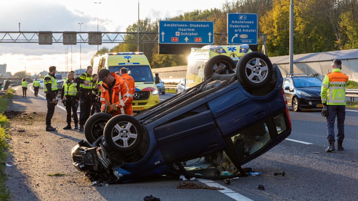 Auto met gezin van vijf vliegt over de kop bij Ouderkerk aan de Amstel