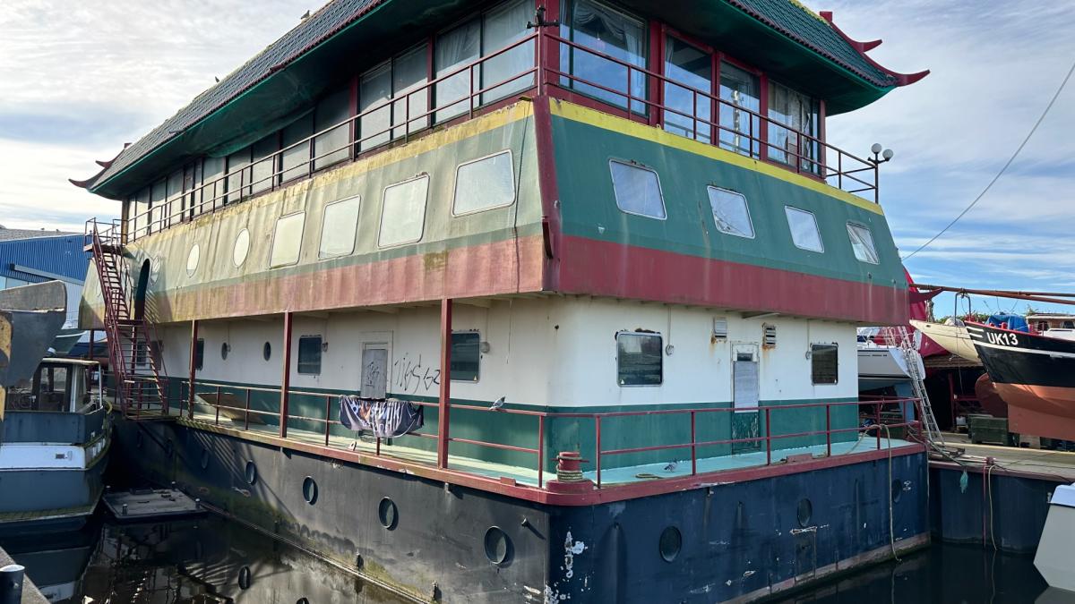Chinees restaurantschip in Den Helder bijna twee jaar na verkoop opnieuw geveild