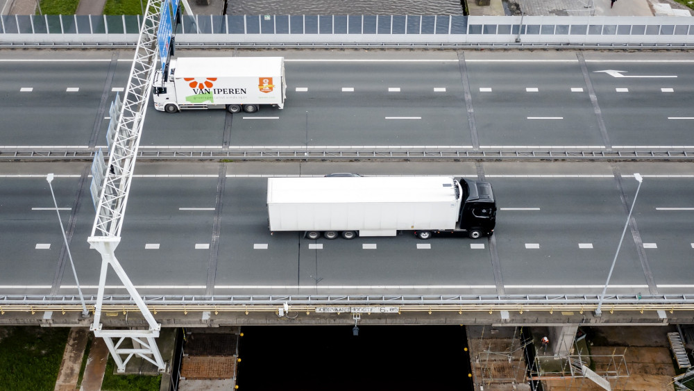 Verbod op vrachtwagens A7 zorgt voor frustratie bij transportbedrijven: "Het is een drama"