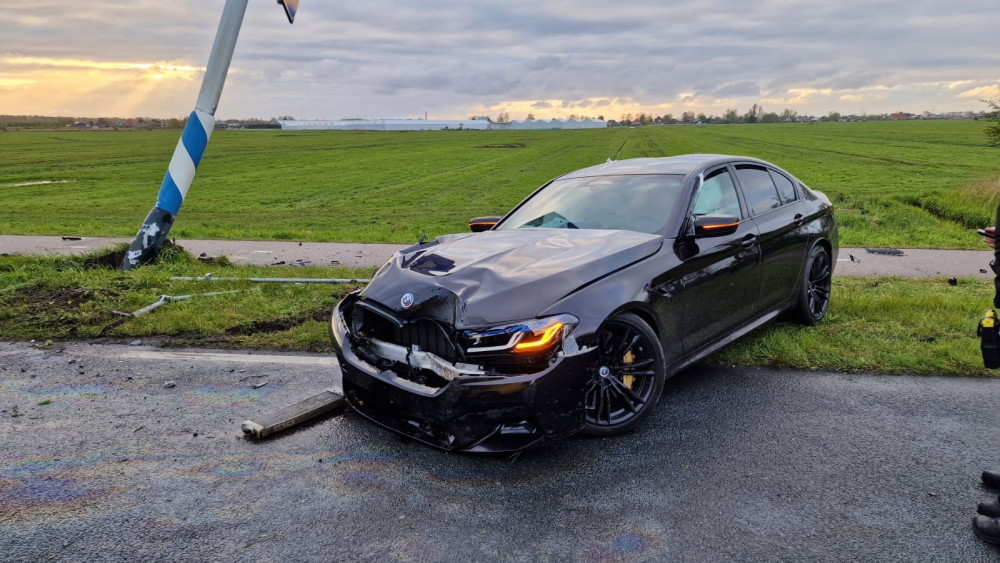 Peperdure BMW flink beschadigd bij eenzijdig ongeluk in Assendelft