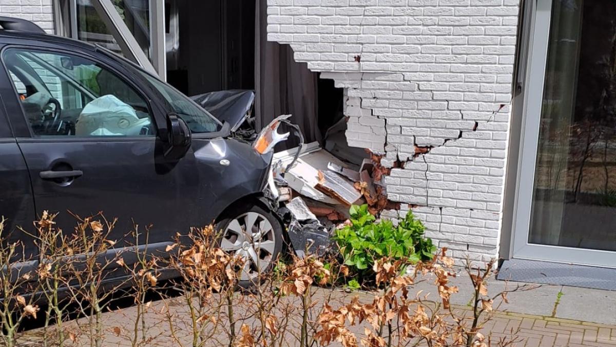 Man (82) verliest sandaal, drukt per ongeluk gaspedaal in en rijdt huis in