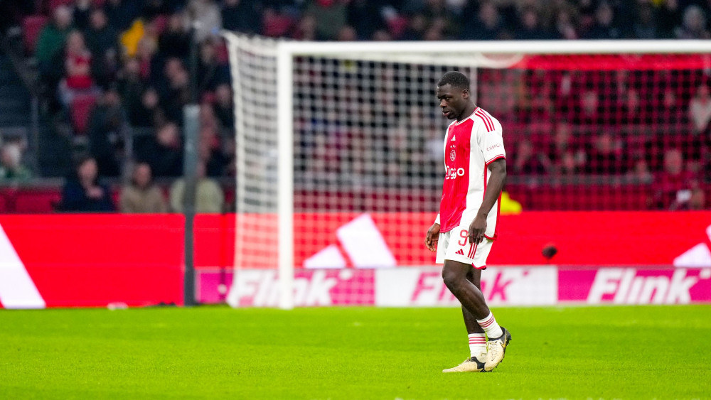 Ajax verspeelt met tien man twee punten in strijd om vijfde plek