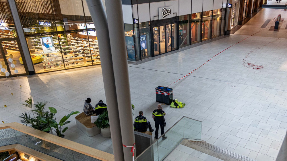 Gewonde bij steekpartij in winkelcentrum Hoofddorp, twee verdachten voortvluchtig
