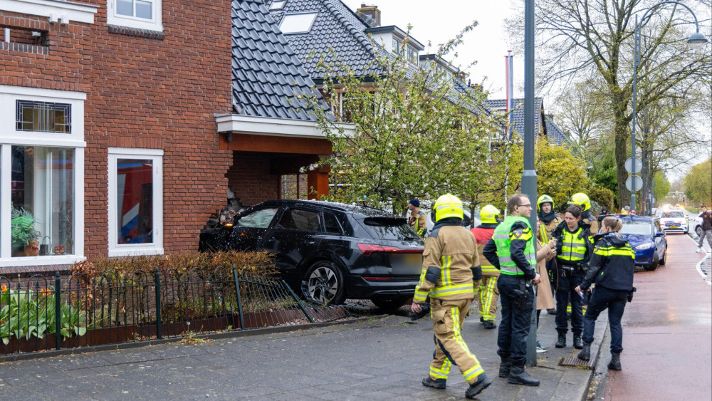 Auto ramt gevel van woning in Heemstede