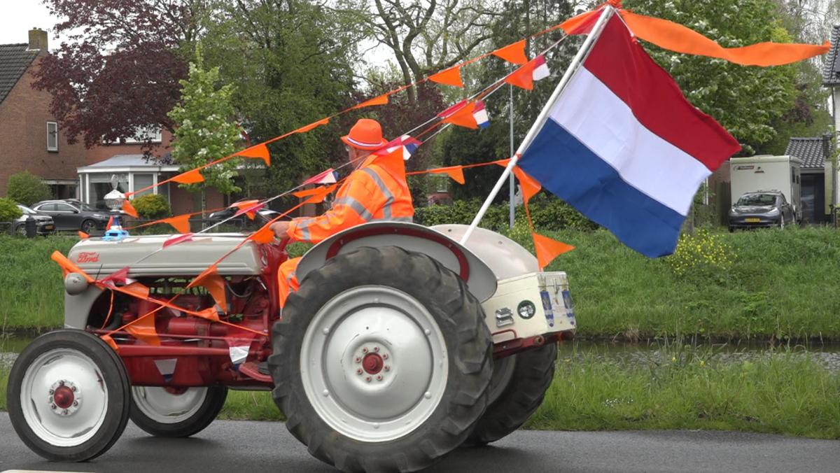 Al 70 jaar rijdt de Koningsdagoptocht door Abbenes: 