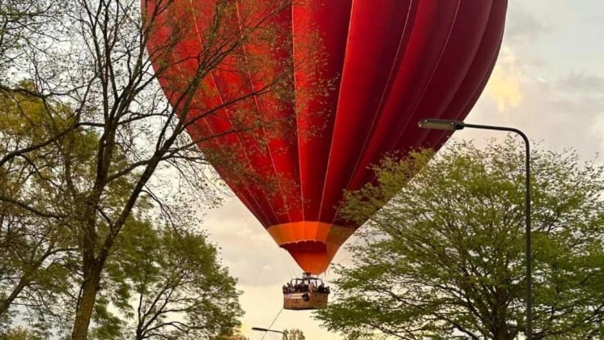 Luchtballon landt middenin woonwijk