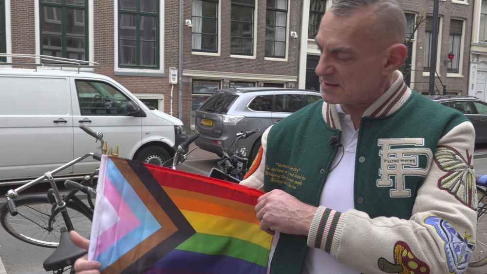 Een regenboogvlag jatten of verbranden, waarom zou je? "Het gaat om de symboliek"