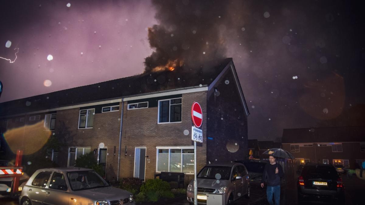 Bliksem slaat in dak woningen Nederhorst den Berg en Berkhout en zorgt voor brand