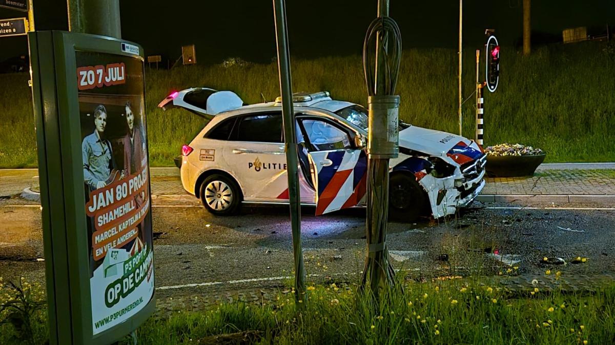 Vrouw gewond na botsing met politieauto in Zuidoostbeemster