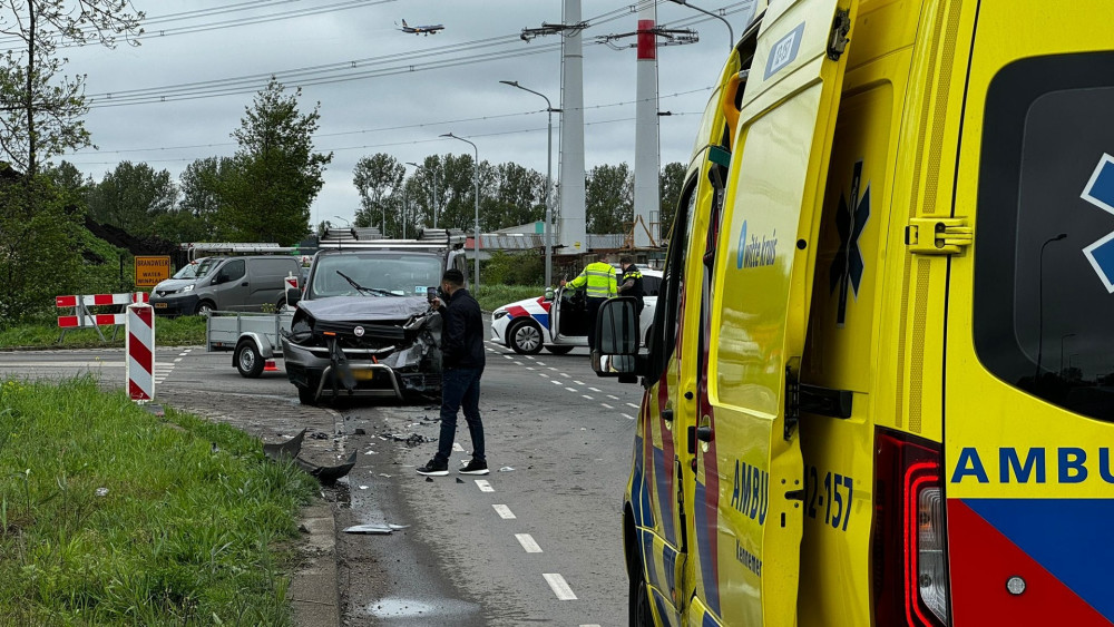 Vrachtwagen Belandt In Greppel Na Botsing Met Bestelbus In Vijfhuizen ...