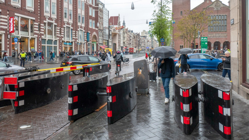 Toegangssluizen op het Damrak worden geplaatst