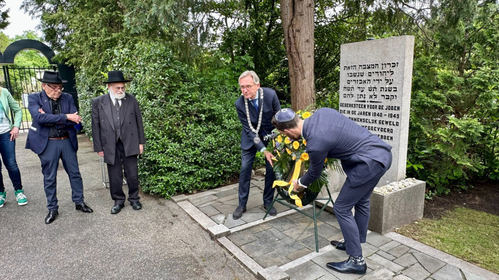 Kranslegging op de Joodse begraafplaats in Hilversum