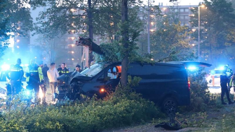 Busje crasht op de Laan der Nederlanden Beverwijk na achtervolging.