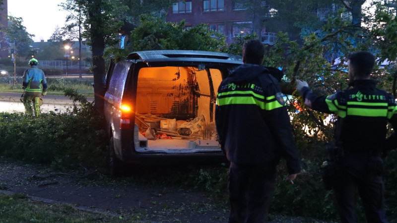 Busje crasht op de Laan der Nederlanden Beverwijk na achtervolging.