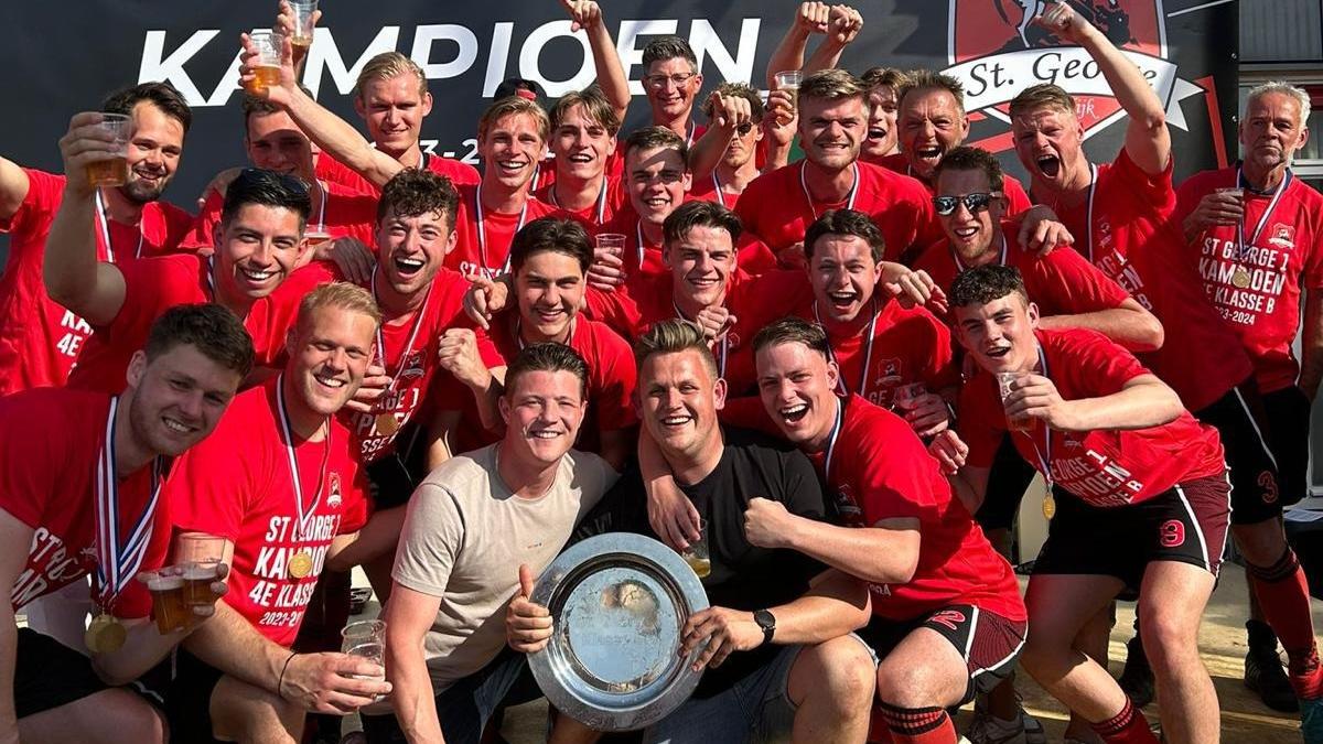 Zien: keeper Dave bezorgt op bizarre wijze Spierdijk een kampioensfeest