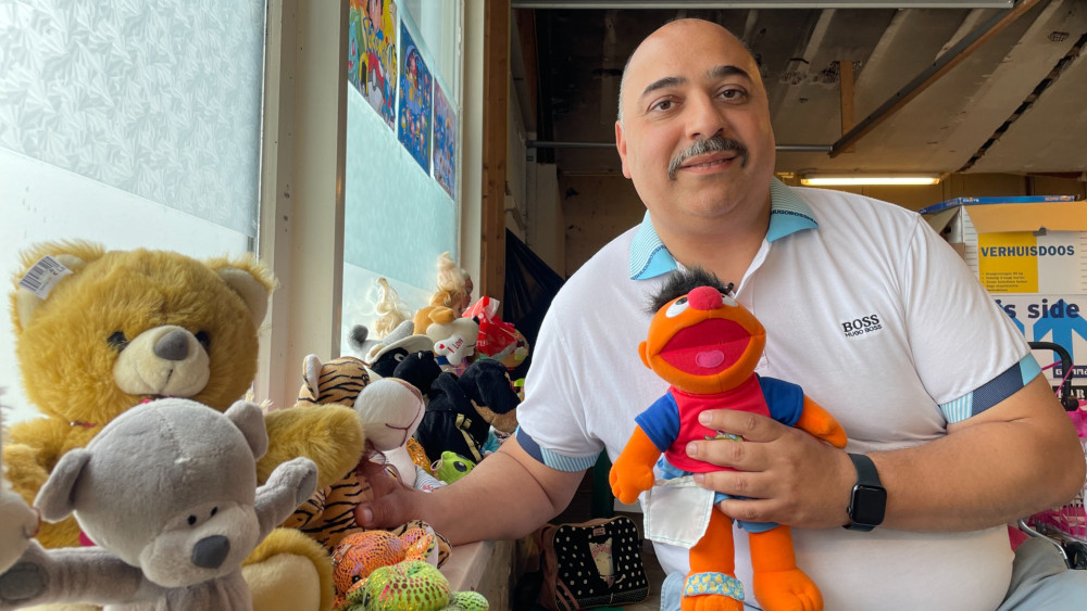 Speelgoeddokter Yusuf geeft knuffels en raceauto's een tweede leven