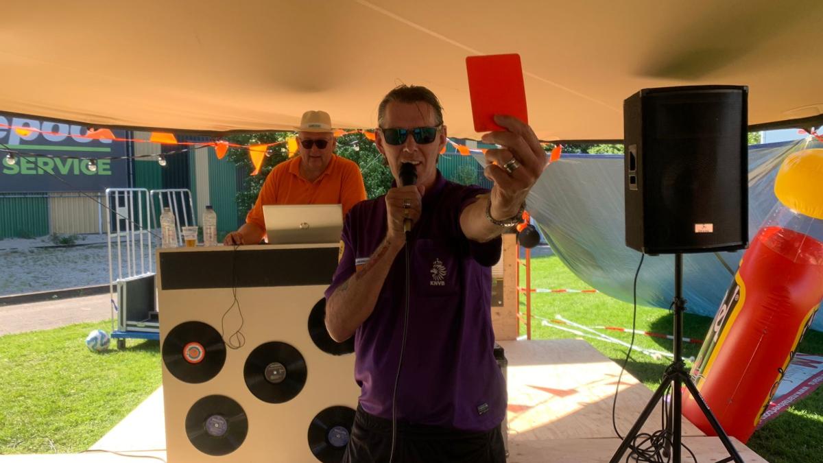 Voor 't leven geschorste scheidsrechter nu op de bühne: 