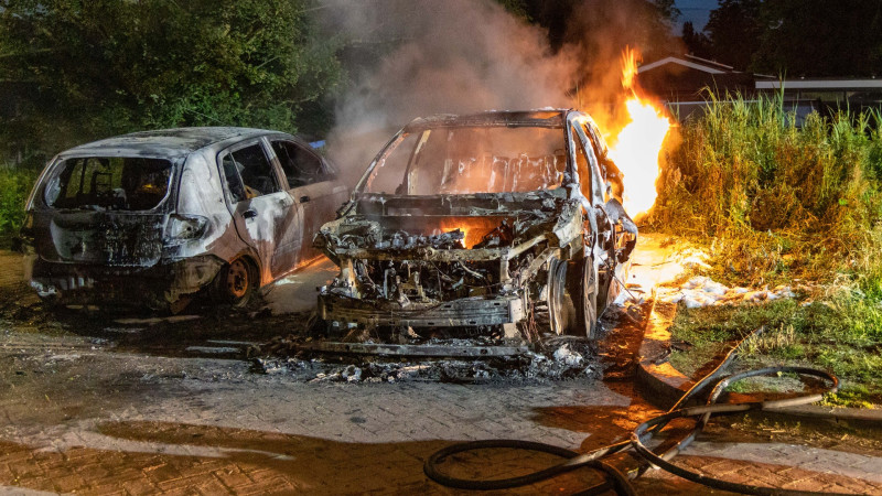 Autobrand in Schubertstraat in Haarlem