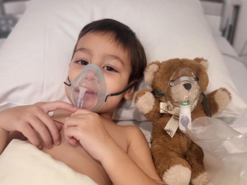 Ezra (4 anni) soffre di una rara malattia cronica: “I miei polmoni sono un po’ rotti”.