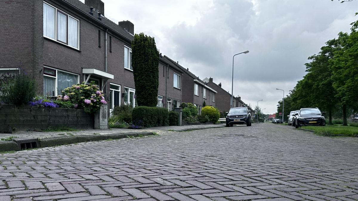 Slootdorp Slootdorp stelt werkzaamheden 'rioolstraat' uit na zorgen over giftige ...