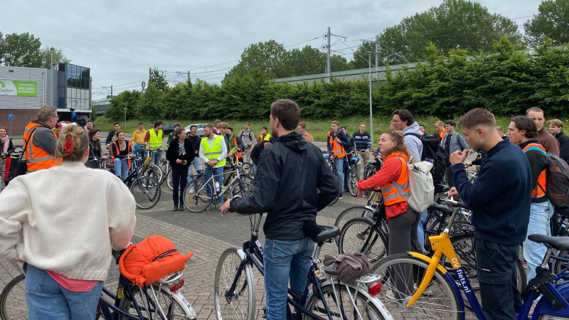 Buitenlandse studenten op de fiets in Almere