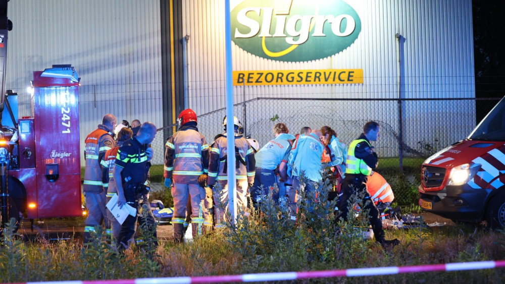 Auto Belandt Ondersteboven In Water Bij Westpoortweg, Inzittenden 'in ...