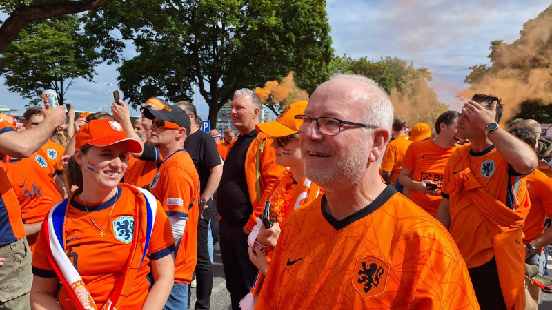Tienduizenden mensen sloten zich aan bij de Oranjemars naar het stadion