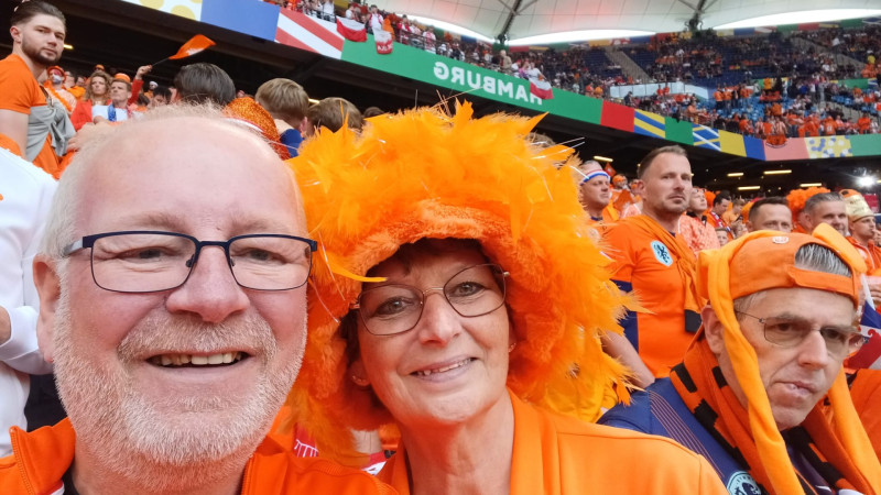 Ook het Volksparkstadion kleurde voor zeker twee derde oranje