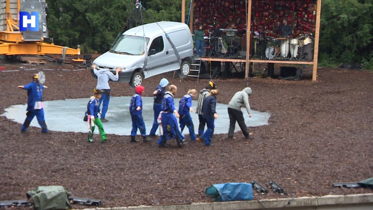 Al 22 auto's opgeofferd voor theaterspektakel in Amsterdamse Bos