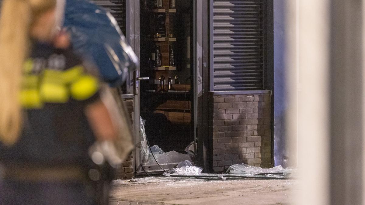 Kapperszaak in Amsterdam Nieuw-West die drie keer doelwit was van explosie moet dicht