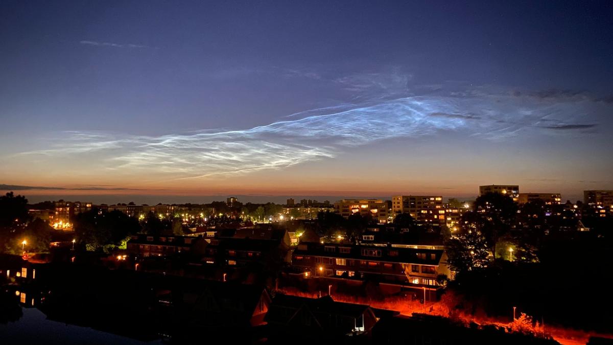 Zien: lichtende nachtwolken sieren de Noord-Hollandse lucht