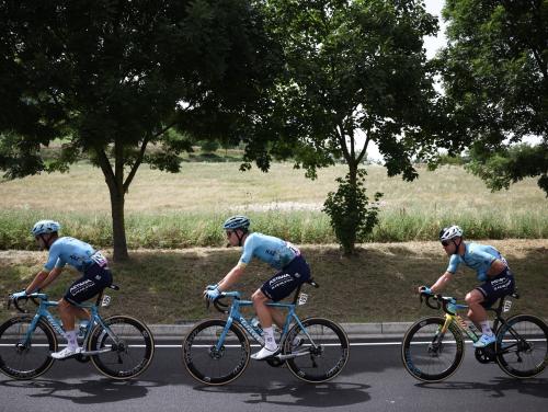 Bol helps vomiting Cavendish end Tour de France inside time restrict