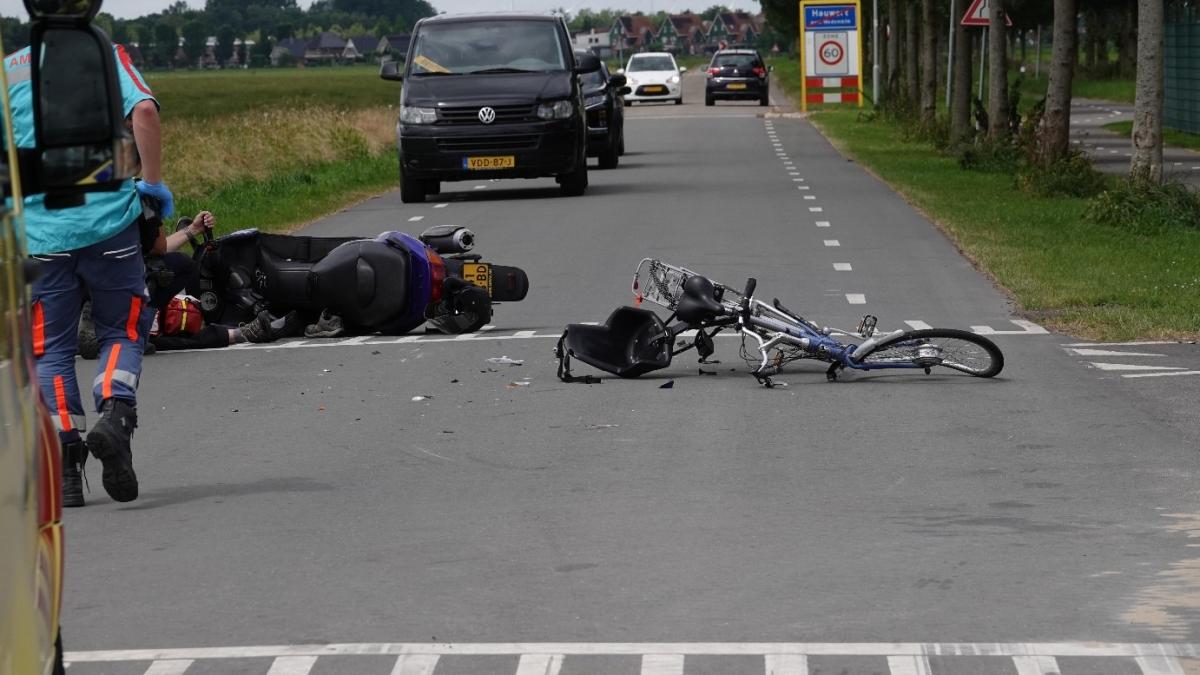 Fietser zwaargewond na aanrijding met motor in Hauwert