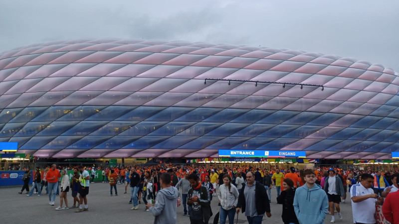 Na de overwinning van Nederland kleurt de Allianz Arena rood-wit-blauw