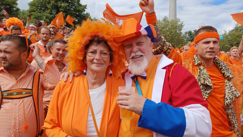 Ook NH-Oranjefan Frits wist John en Erica te vinden in München