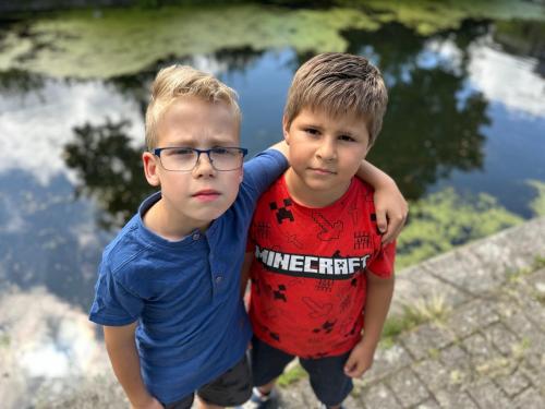 Lucas (7) en Joey (8) worden zomaar in het water geduwd: 'Gelukkig net ...