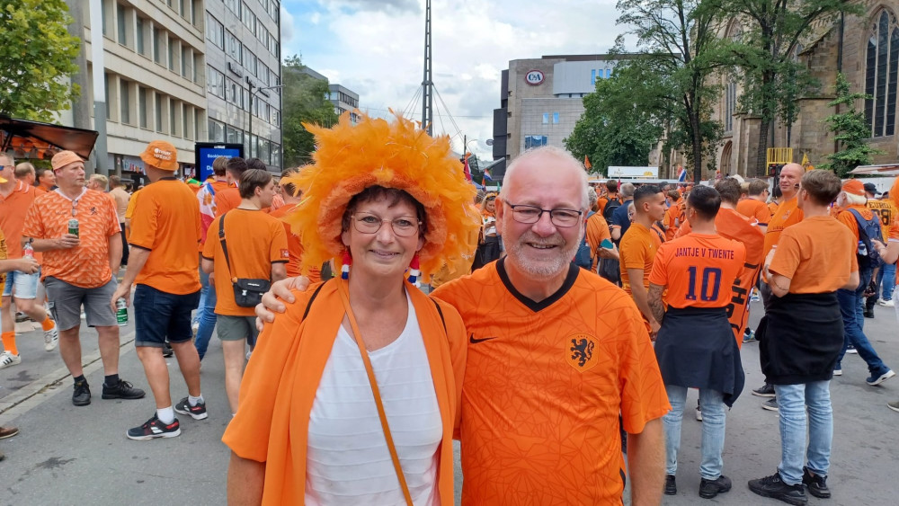 Trouwe Oranje-fan Van den Berg hoeft niet op Wall of Fame: "Daar doe ik het niet voor"